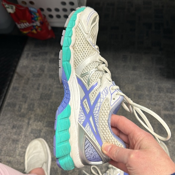 Women’s size 10.5 ASICS gel nimbus 16  worn maybe 10 times. - Picture 7 of 10